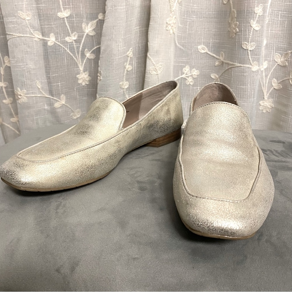 Champagne color leather Donald Pliner loafers